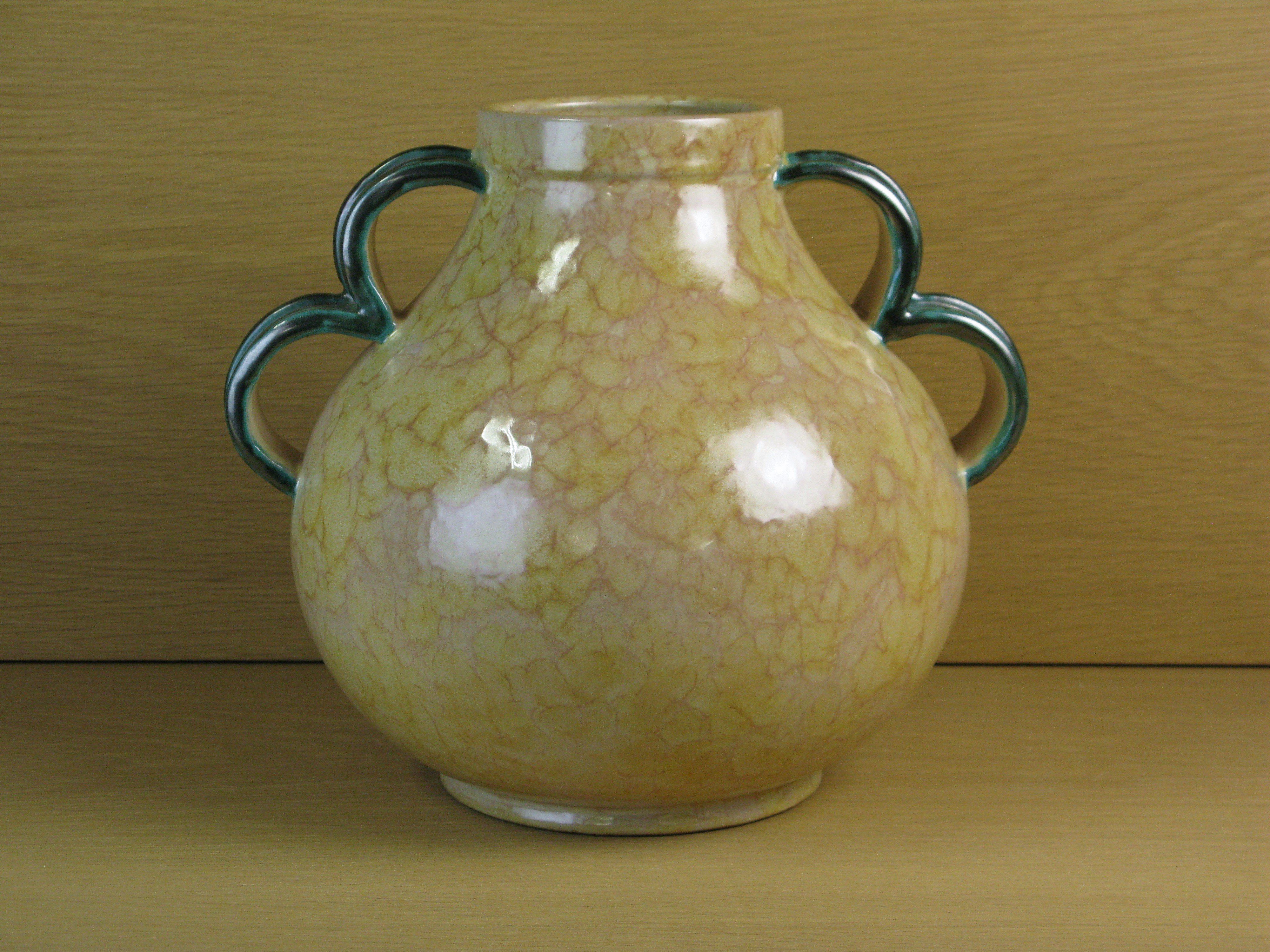 large yellowish vase / green handles 3328
