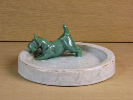Green dog in a grey ashtray nr 15