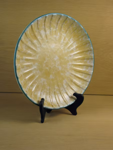 Yellowish/green plate 19