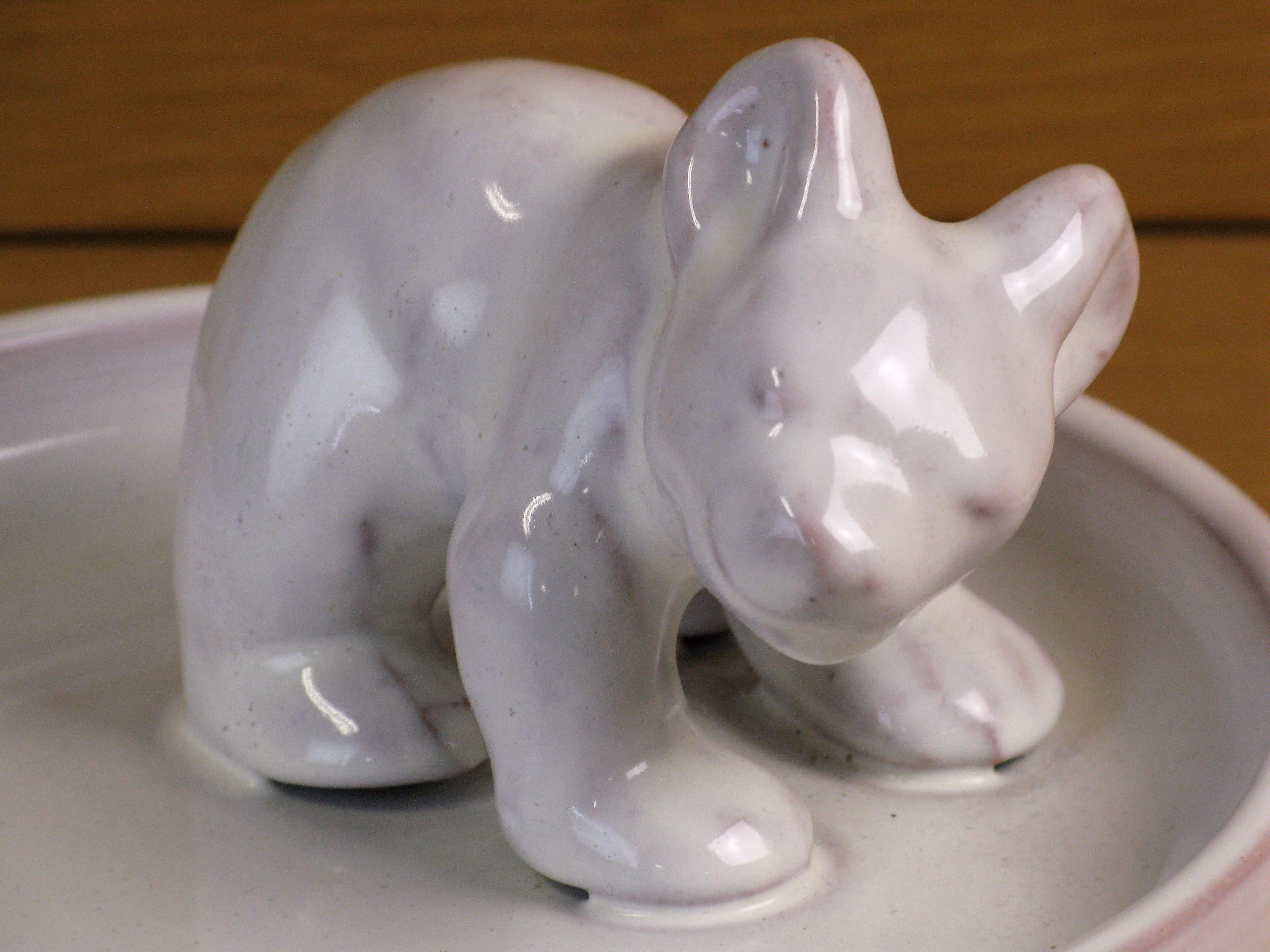 white bear in white ashtray 36