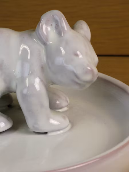 white bear in white ashtray 36