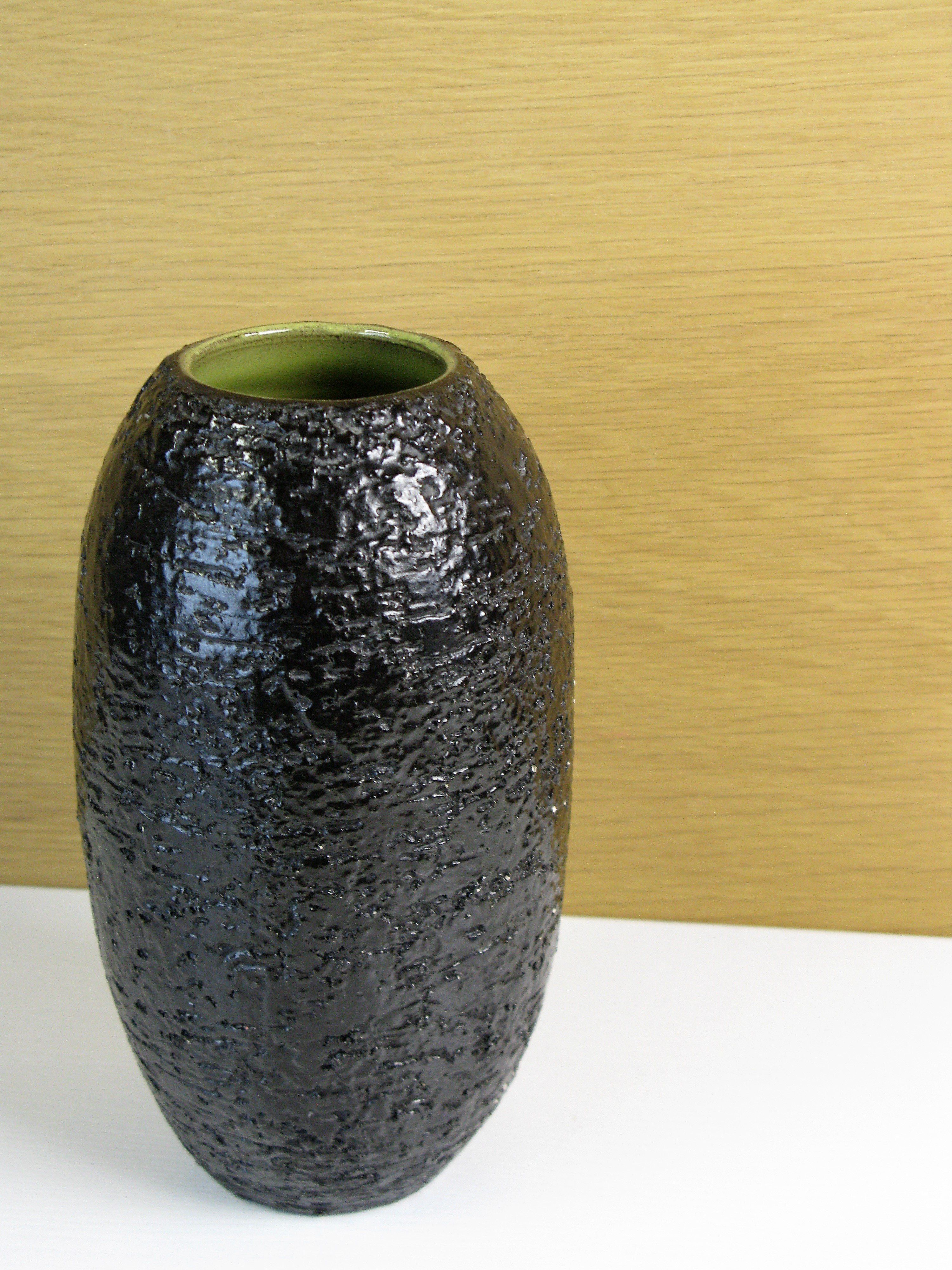 black plan vase 2286