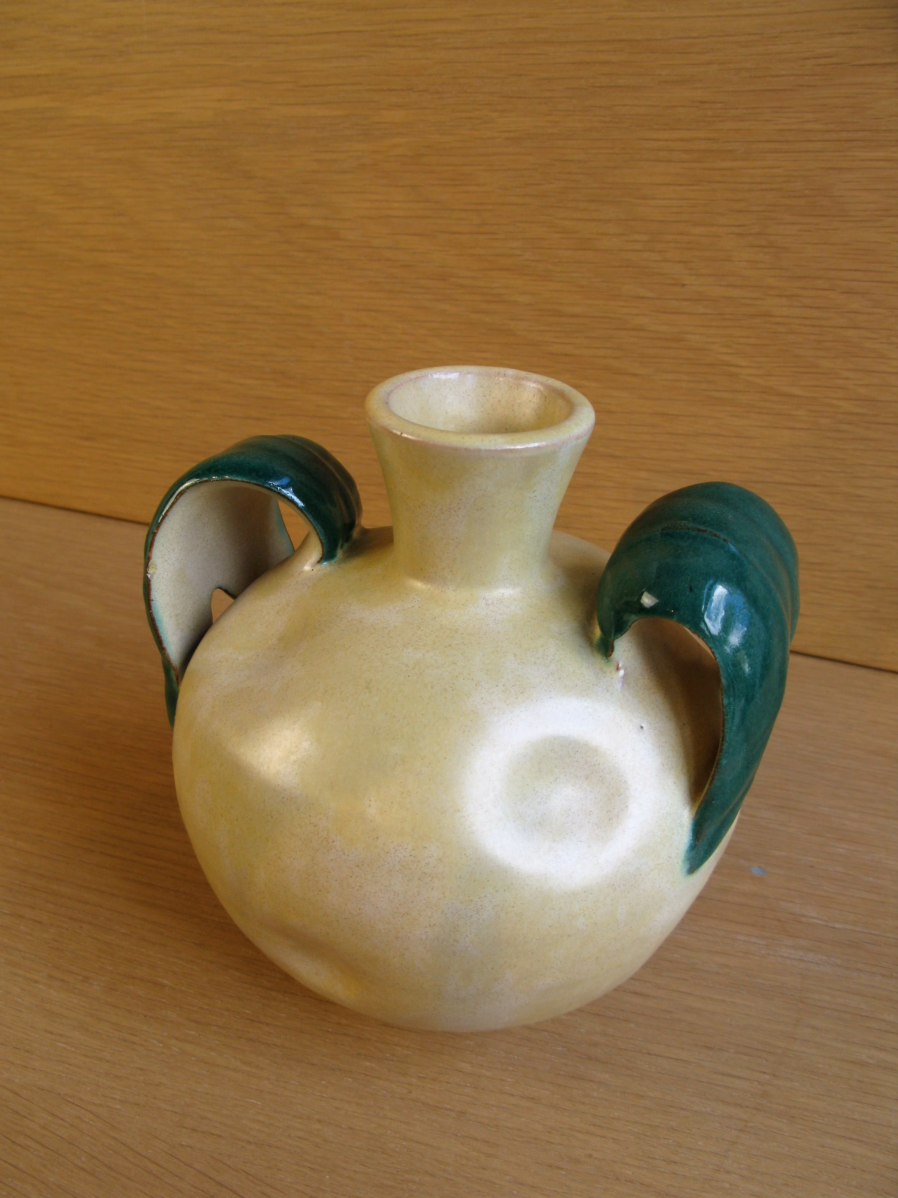yellowish/green vase 190