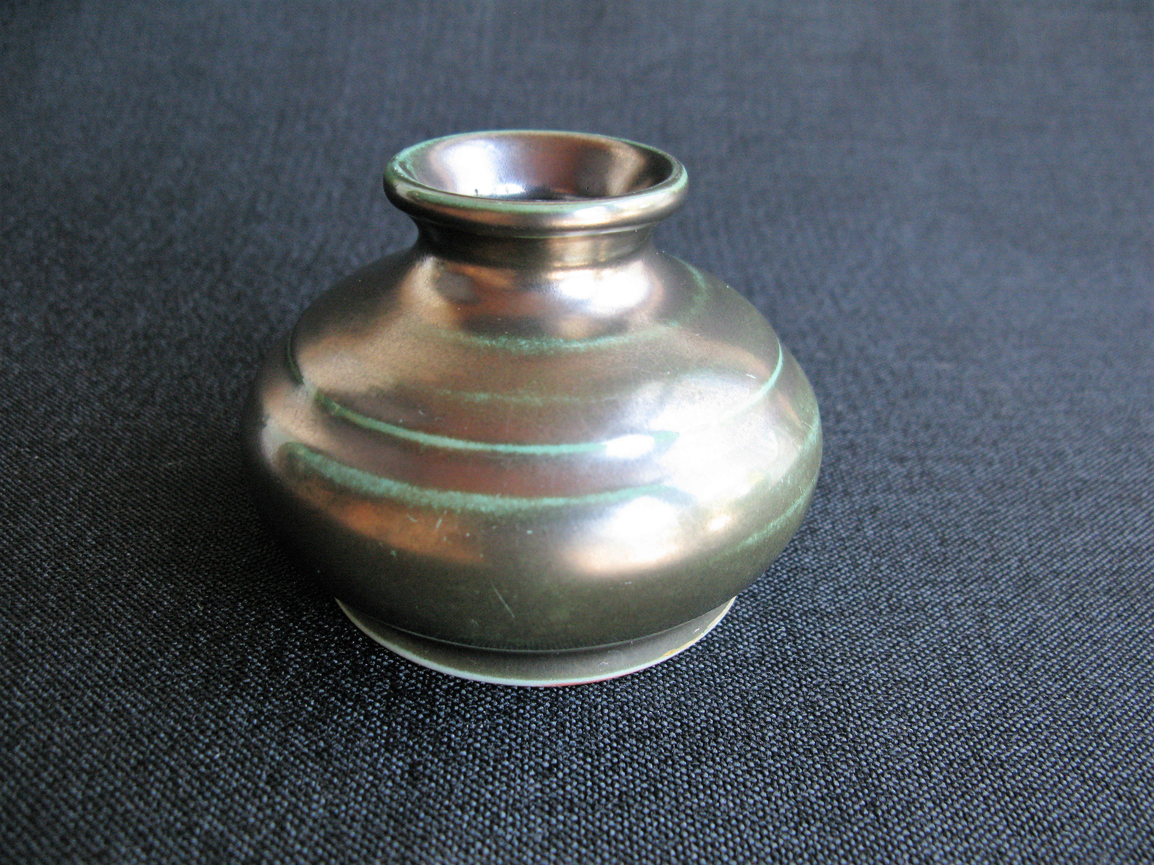 green/black vase 192