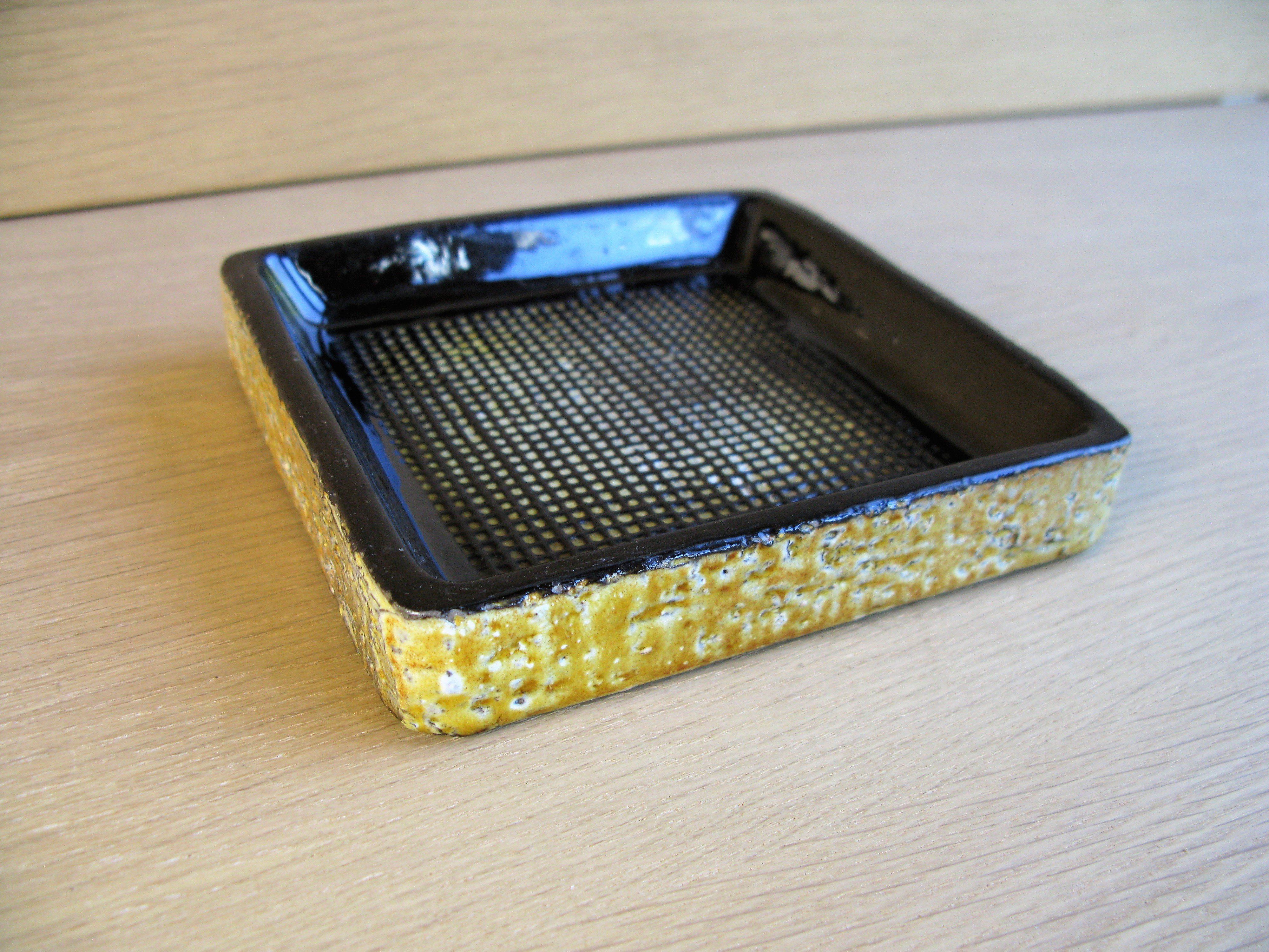 yondel ashtray 2429