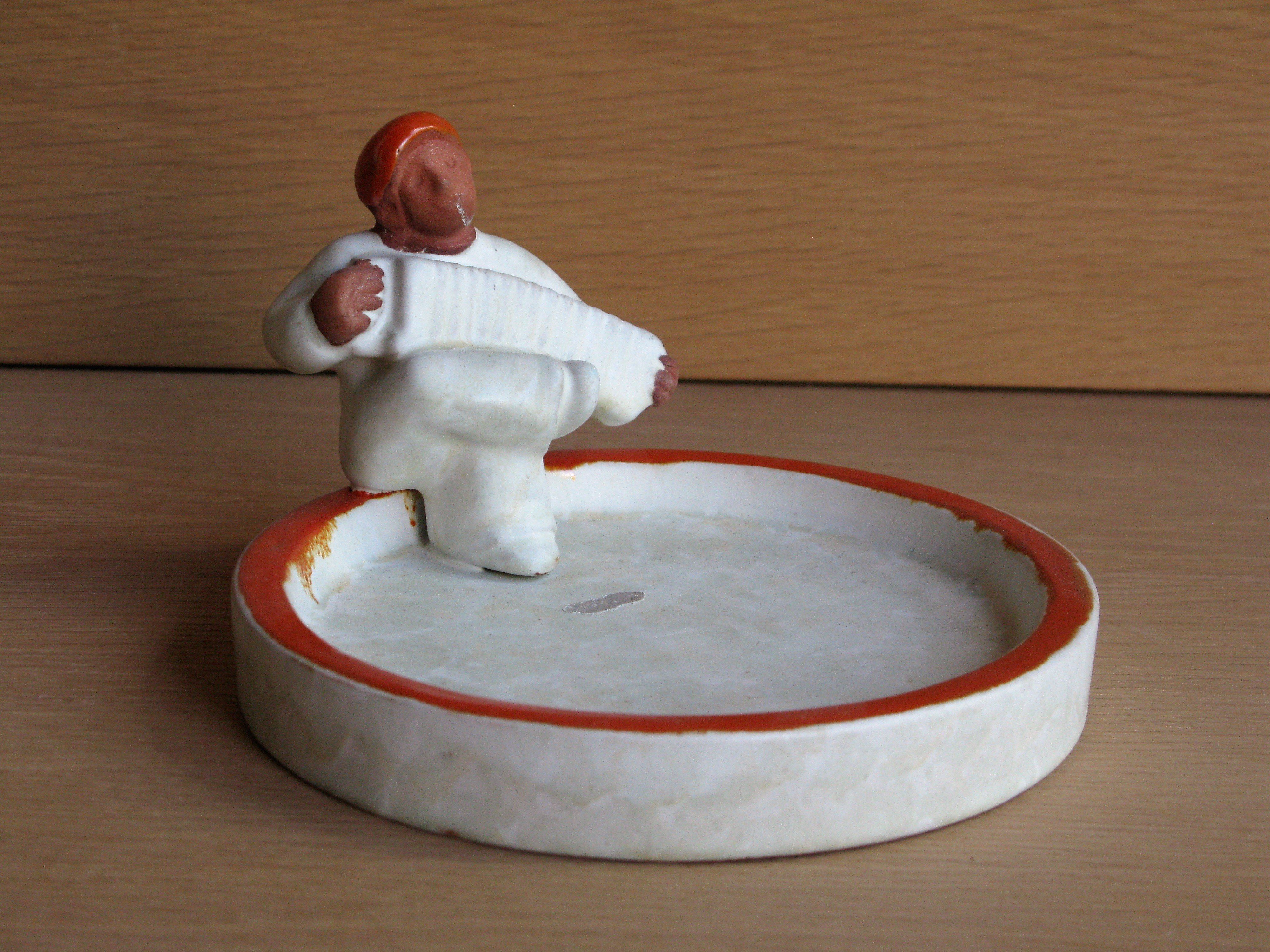 grey/orange accordion man in ashtray 3118