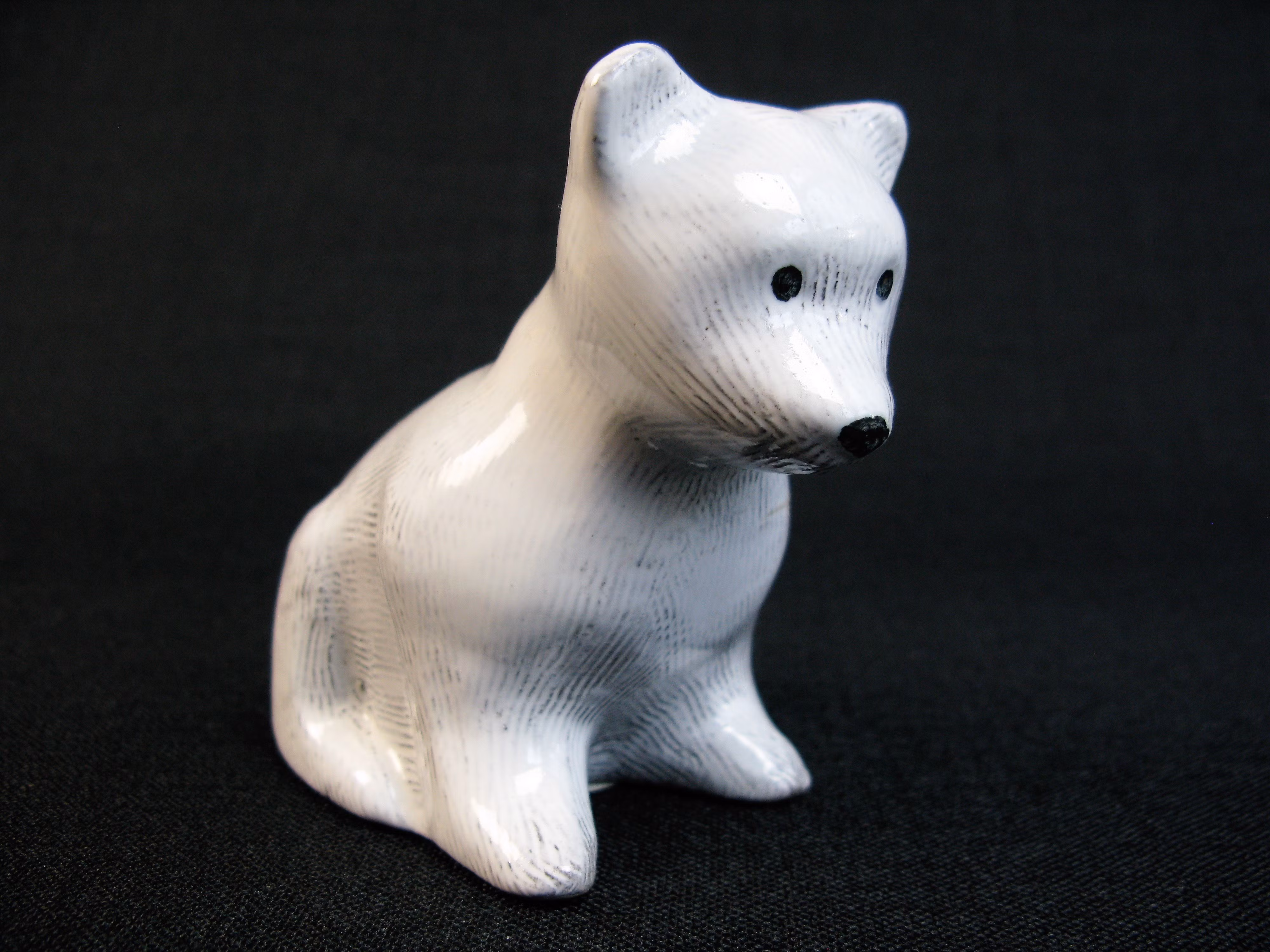 white bear 7033m