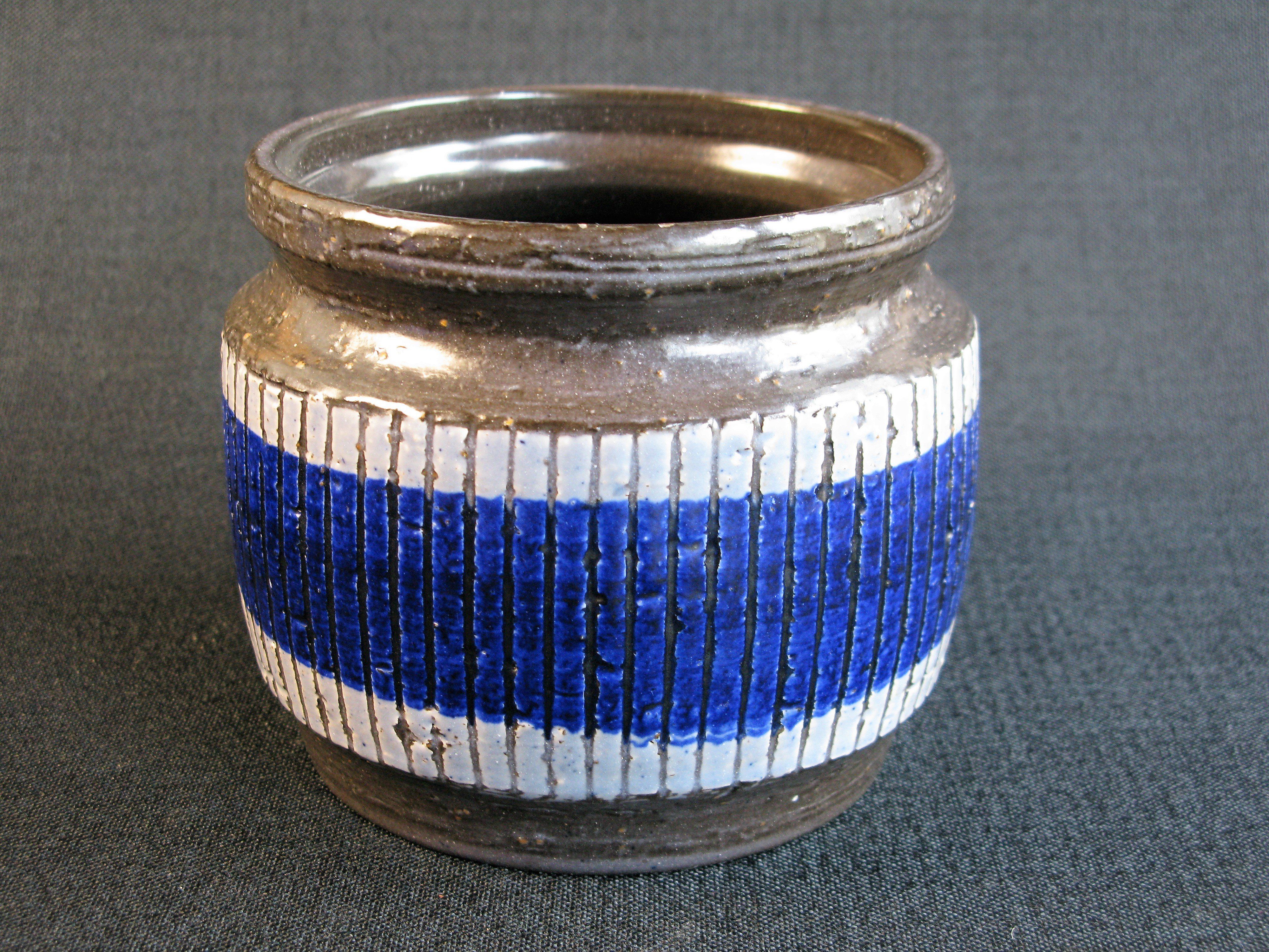 buster vase 9038s