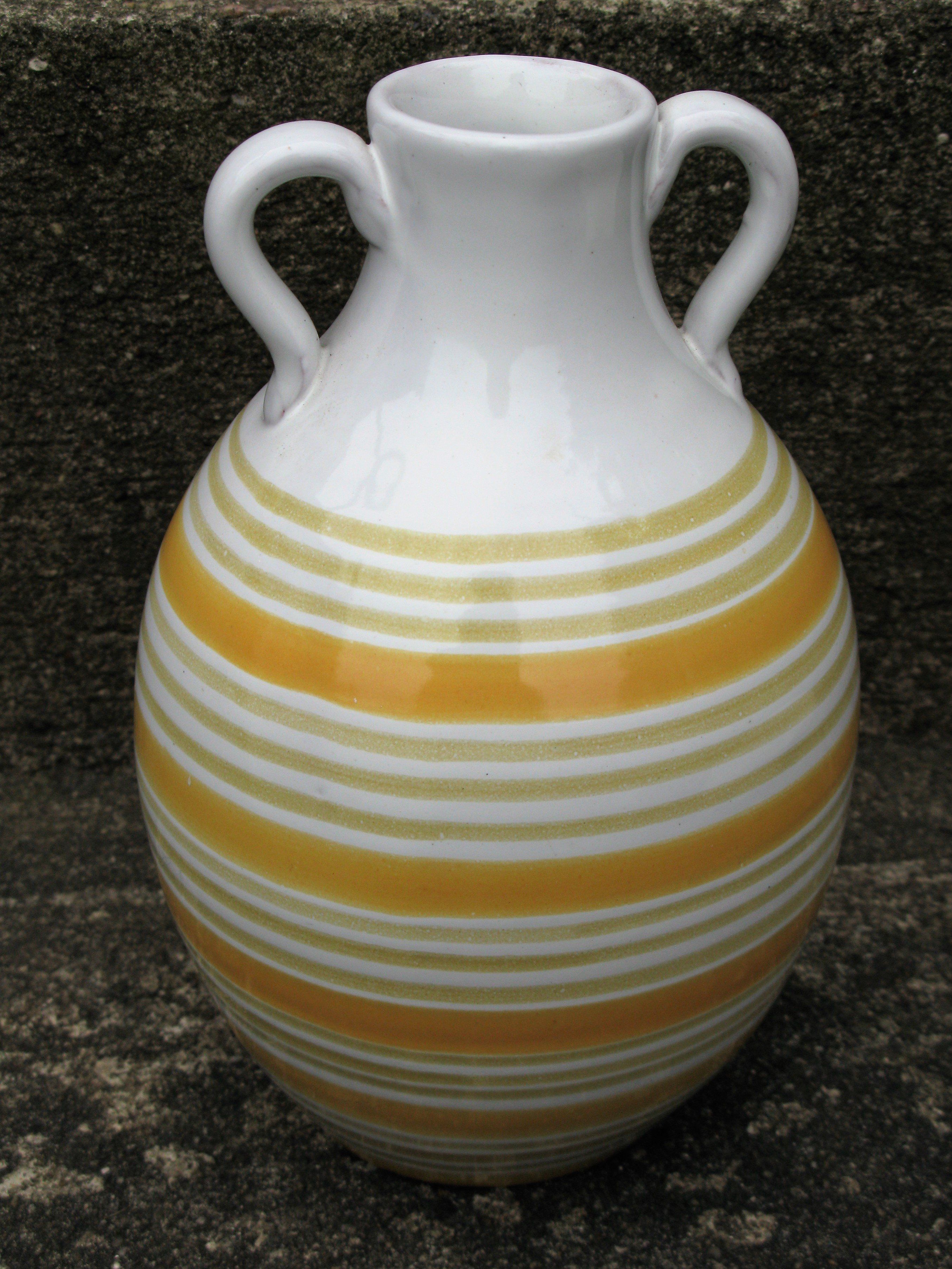 yellow/white vase 643