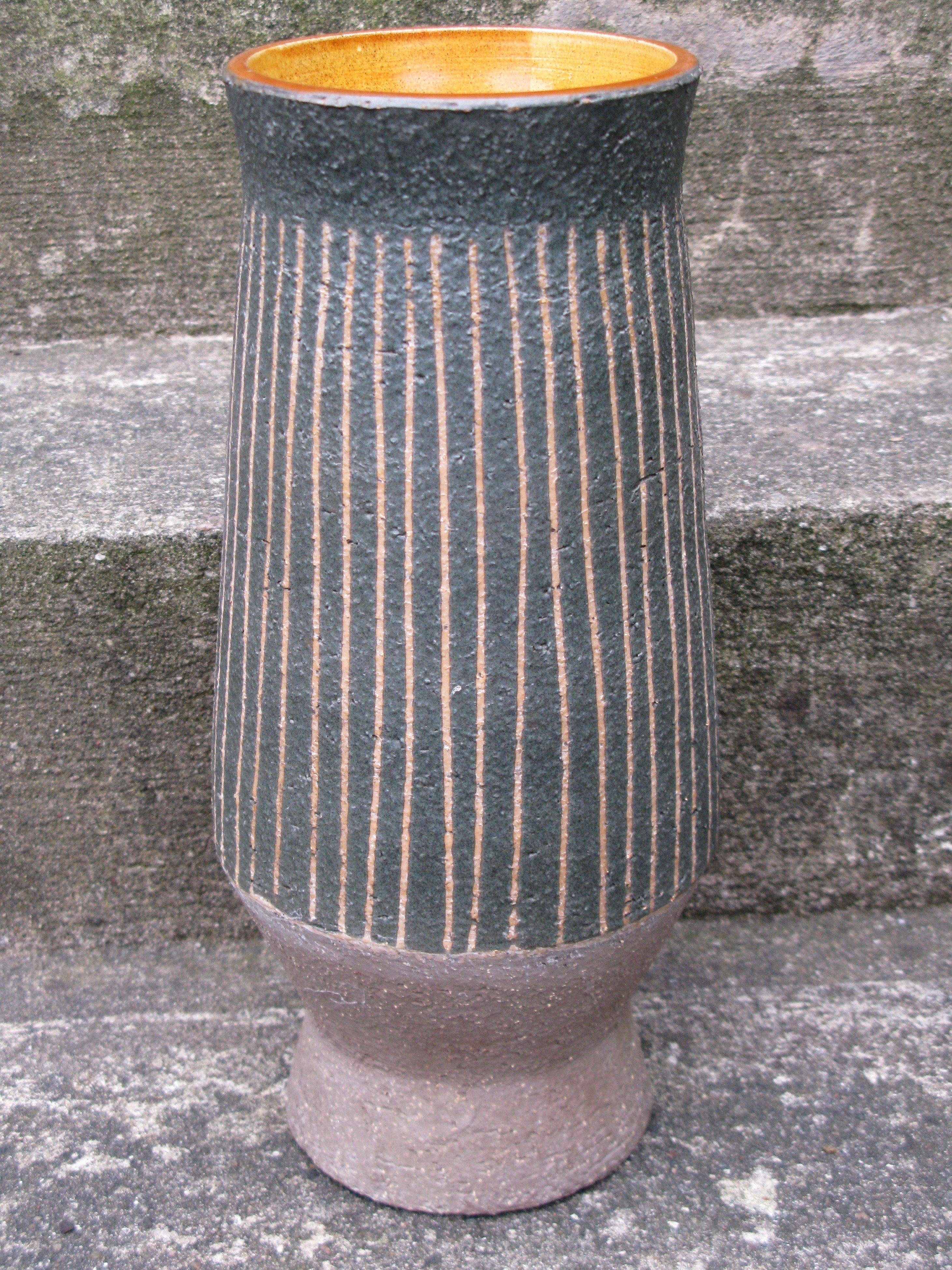 unique simmulson vase