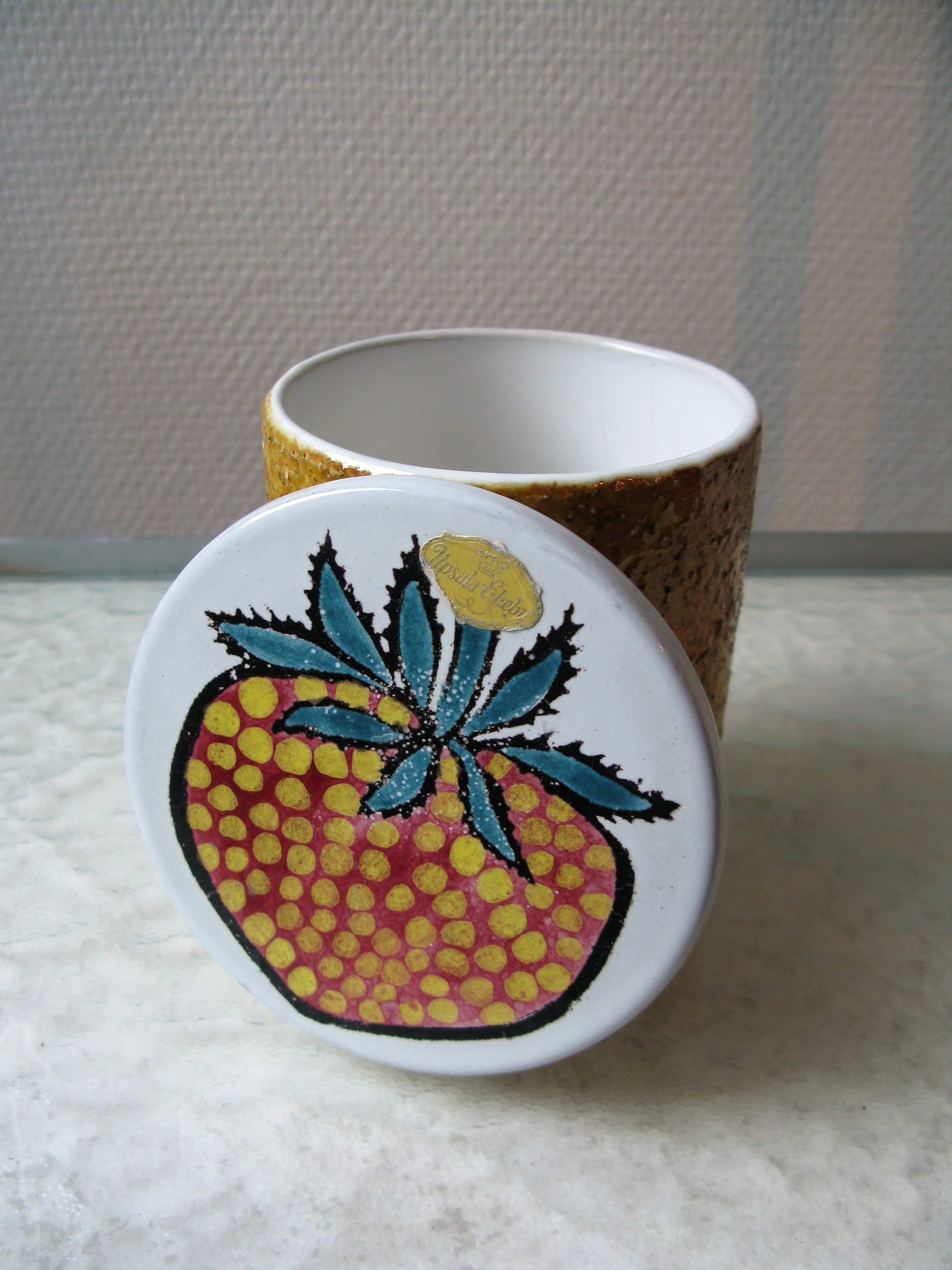 strawberry can 1038/16