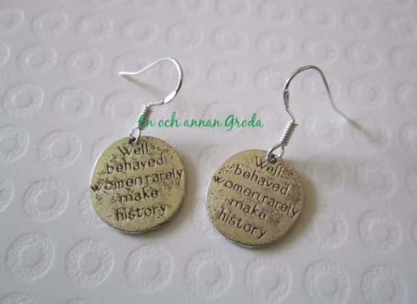 well behaved woman rarely make history ÖRHÄNGEN örkrok i Silver Feminist