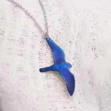 Lärkfalk, halssmycke i titan, blå