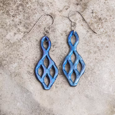 Prisma, örhängen i titan, blå