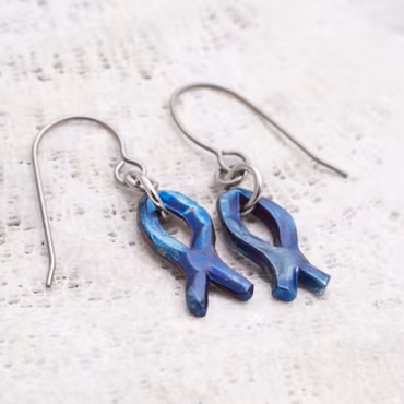 Örhängen i titan, fisk, blå