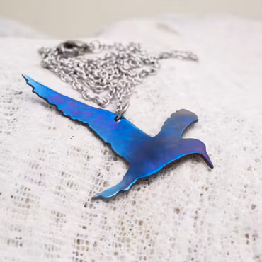 Halssmycke i titan, tärna, blå