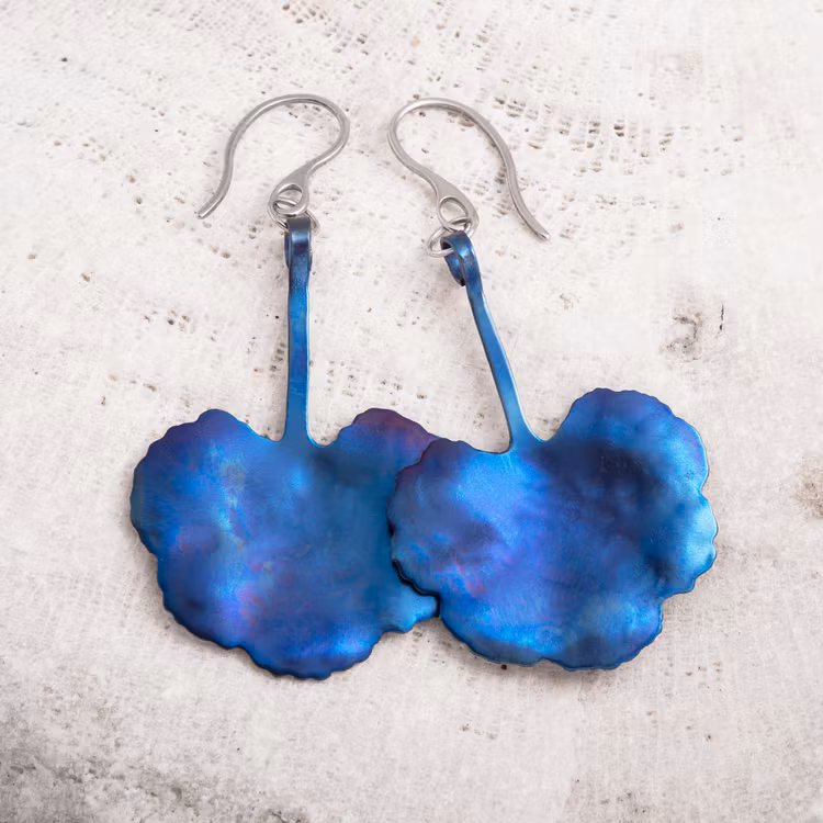 Pelargonblad, örhängen i titan, blå