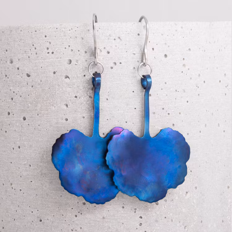 Pelargonblad, örhängen i titan, blå