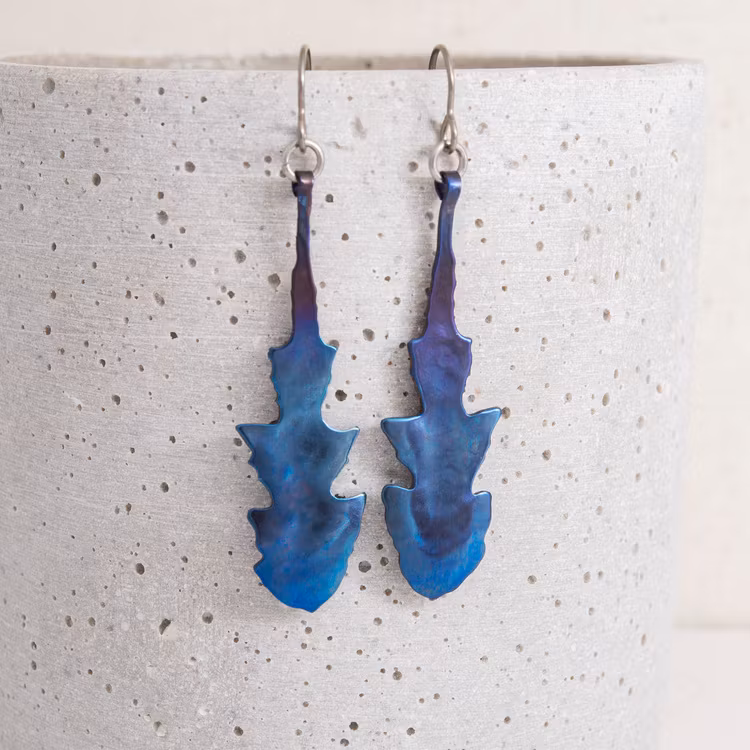 Maskros, örhängen i titan, blå