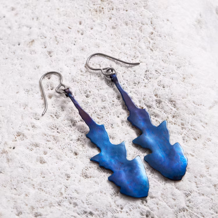 Maskros, örhängen i titan, blå