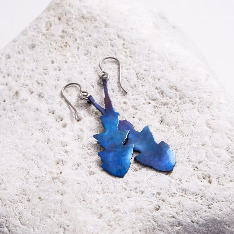 Maskros, örhängen i titan, blå