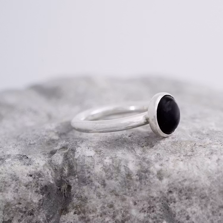 Silverring, infattad sten, svart onyx