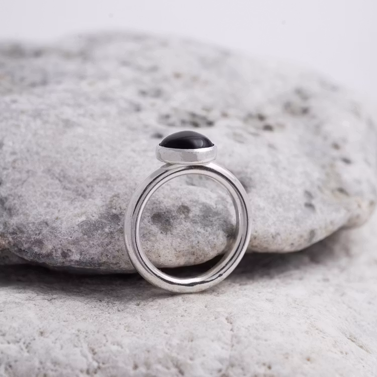 Silverring, infattad sten, svart onyx