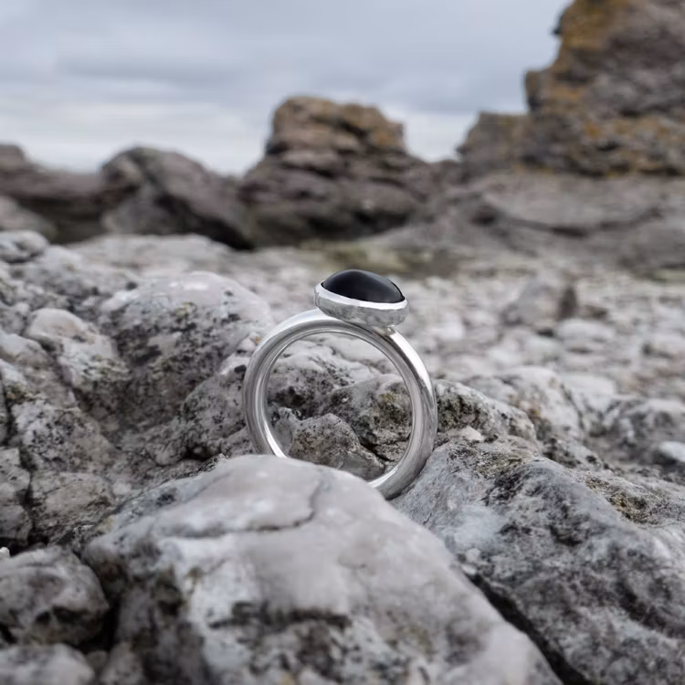 Silverring, infattad sten, svart onyx