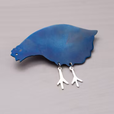 Hönan Hulda, brosch i titan, blå