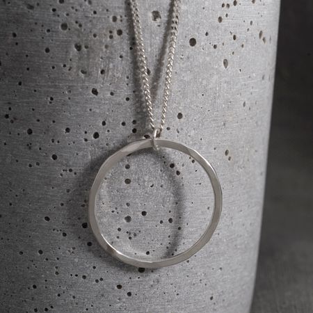 Tunn Cirkel, halssmycke i silver