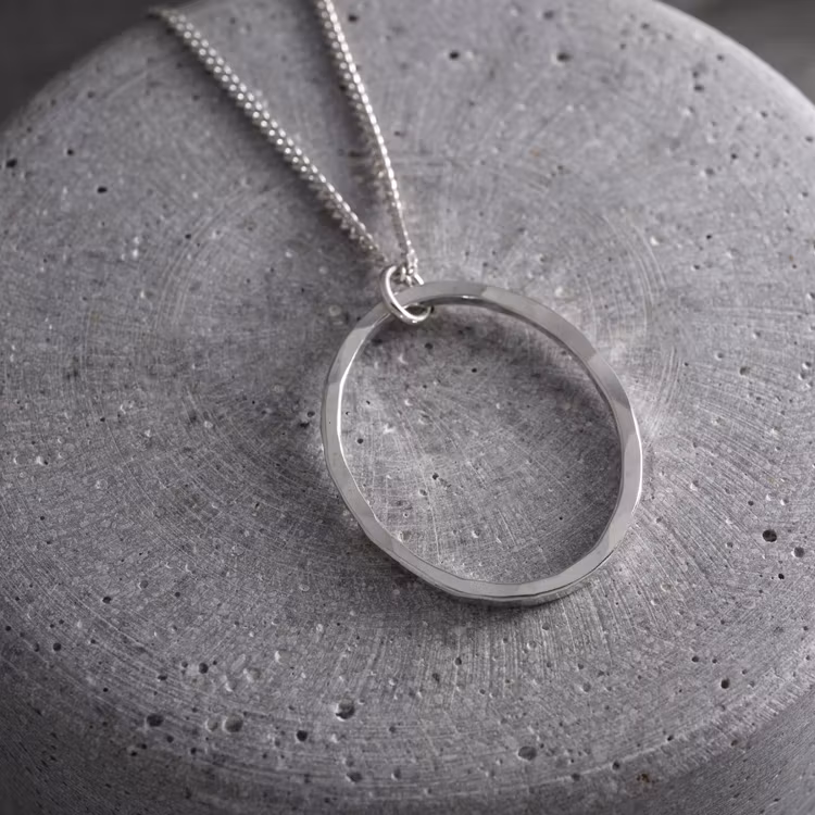 Oval, halssmycke i silver