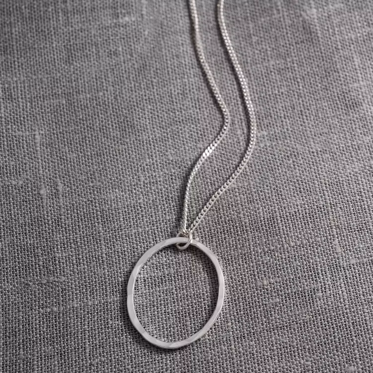 Oval, halssmycke i silver