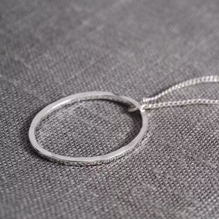 Oval, halssmycke i silver