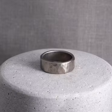 Hamrad tumring i titan, extra stor