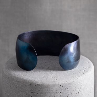 Brett armband i titan, blå