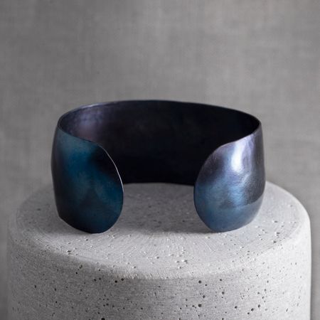 Brett armband i titan, blå