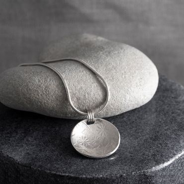 Blommönster, halssmycke i silver