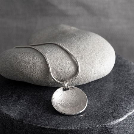 Blommönster, halssmycke i silver