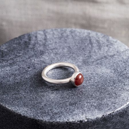 Silverring, infattad mindre sten, röd karneol