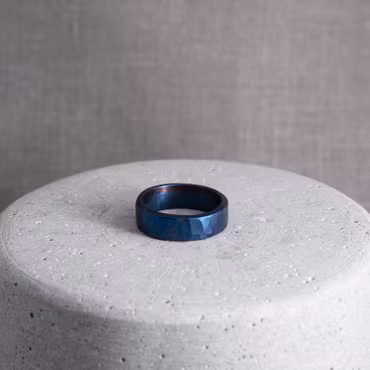 Hamrad tumring i titan, blå, extra stor