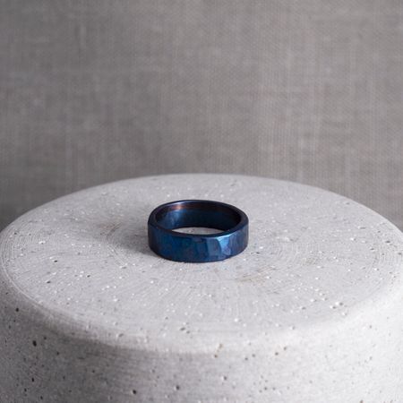 Hamrad tumring i titan, blå, extra stor