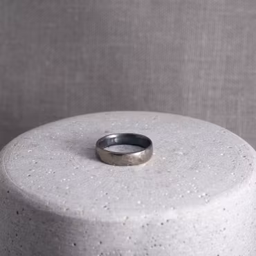 Hamrad smal ring i titan