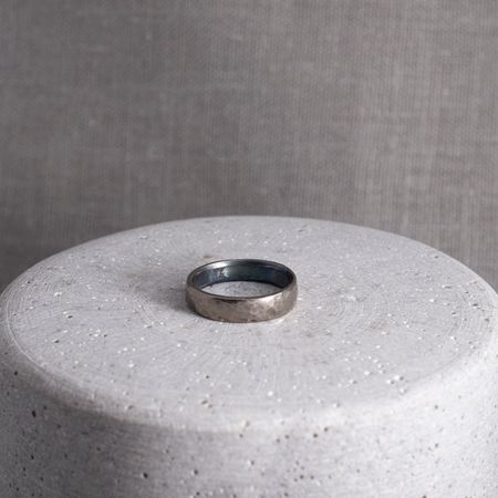 Hamrad smal ring i titan