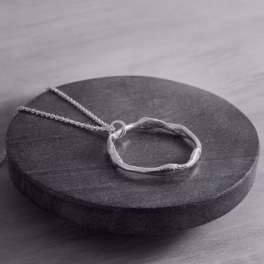 Cirkel 37 mm, halssmycke, smält silver