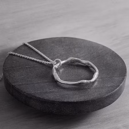 Cirkel 37 mm, halssmycke, smält silver