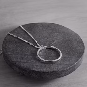 Cirkel 28 mm, halssmycke, smält silver