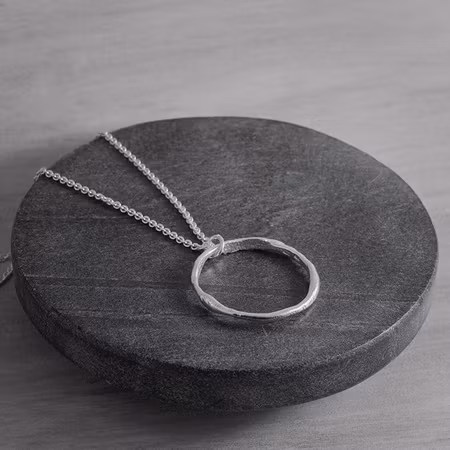 Cirkel 28 mm, halssmycke, smält silver