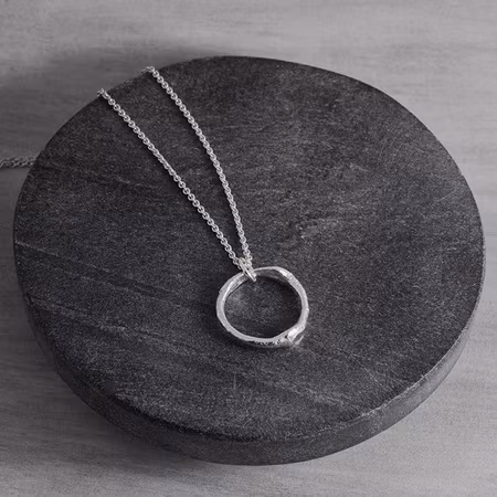 Cirkel 20 mm, halssmycke, smält silver