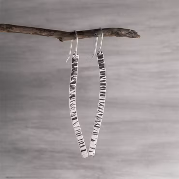 Hamrade långa örhängen i silver