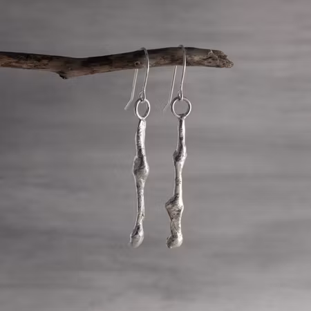 Örhänge med krok, smält silver